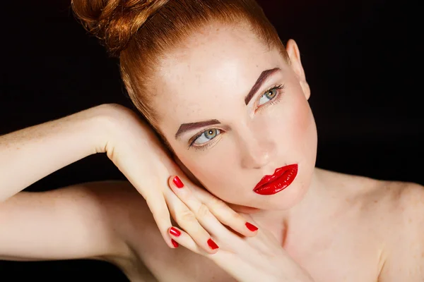 Retrato de cerca del sexy modelo de mujer joven europea con maquillaje glamuroso y manicura roja brillante. maquillaje de Navidad, labios rojos sangrientos con brillo —  Fotos de Stock