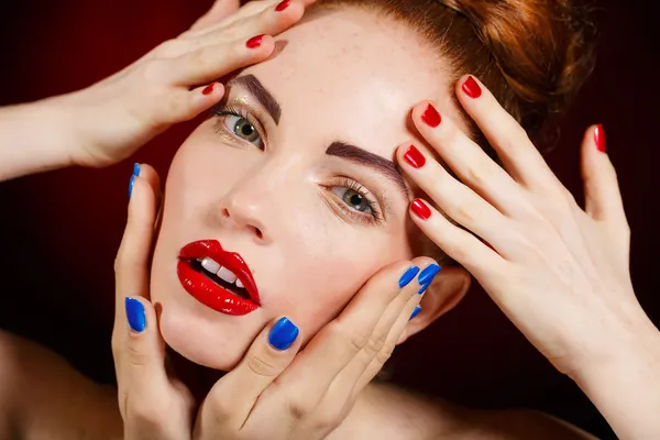 Retrato de cerca del sexy modelo de mujer joven europea con maquillaje glamuroso y manicura roja brillante. maquillaje de Navidad, labios rojos sangrientos con brillo —  Fotos de Stock