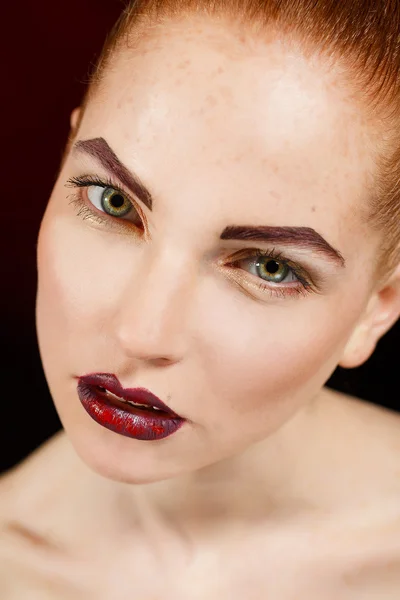 Retrato close-up de modelo jovem europeu sexy com maquiagem glamour e manicure vermelho brilhante. maquiagem de Natal, lábios vermelhos sangrentos com brilho — Fotografia de Stock