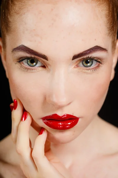 Retrato de cerca del sexy modelo de mujer joven europea con maquillaje glamuroso y manicura roja brillante. maquillaje de Navidad, labios rojos sangrientos con brillo —  Fotos de Stock
