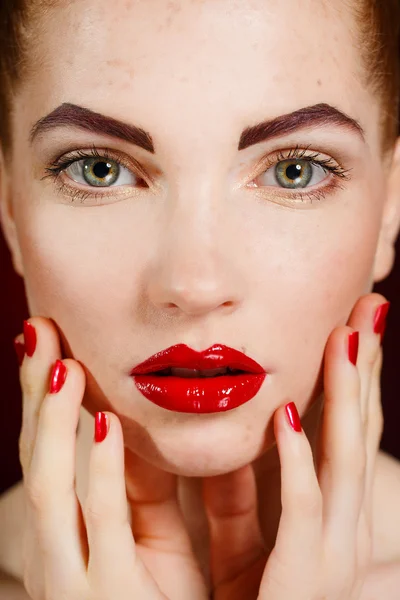 Szczegół portret seksowny kobiety młody model z seksowny makijaż czerwony jasny manicure. Boże Narodzenie usta makijaż, krwawy czerwony połysk — Zdjęcie stockowe