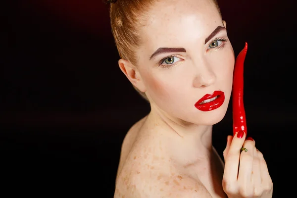 Retrato de bela mulher ruiva com pimenta caiena picante quente vermelha — Fotografia de Stock