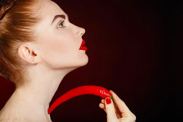 赤いホット スパイシーなチリ唐辛子と美しい赤髪の女性の肖像画 — ストック写真