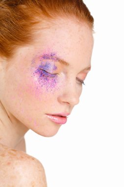 beyaz zemin üzerine güzel bir kızıl saçlı kız portresi