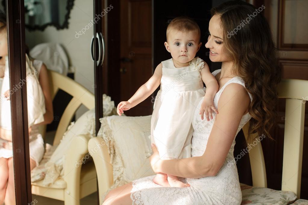 Portrait De Heureuse Jeune Belle Mere Jouant Avec Sa Petite Fille Pres De La Fenetre A L Interieur Chez Haome Robes Roses Sur Mere Et Fille Image Libre De Droit Par Golyak C Portrait De Heureuse Jeune Belle Mere Jouant Avec Sa Petite Fille Pres De La Fenetre A L Interieur Chez Haome Robes Roses Sur Mere Et Fille Image Libre De Droit Par Golyak C