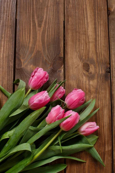 Bei tulipani rosa su sfondo di legno — Foto Stock