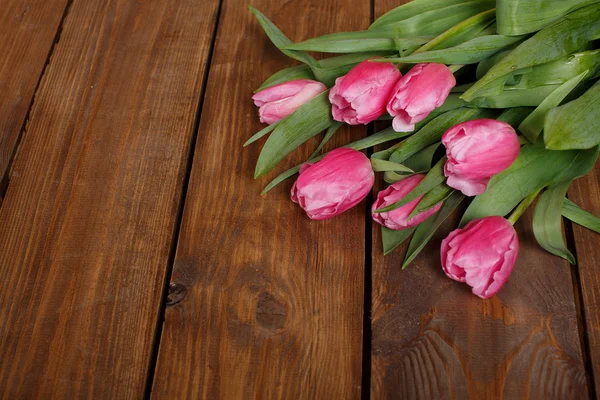 Bei tulipani rosa su sfondo di legno — Foto Stock