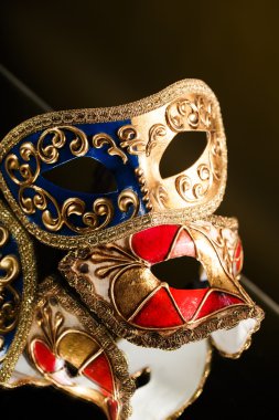 siyah arka plan üzerine süsleme ile Venedik Maske