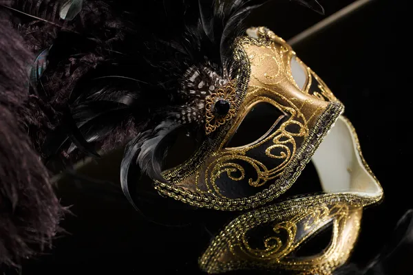 Die venezianischen Masken mit Ornamenten auf schwarzem Hintergrund — Stockfoto