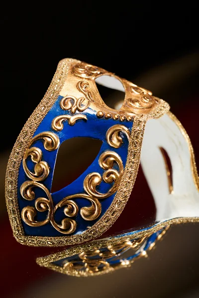 Weneckie maski z ornamentem na czarnym tle — Zdjęcie stockowe