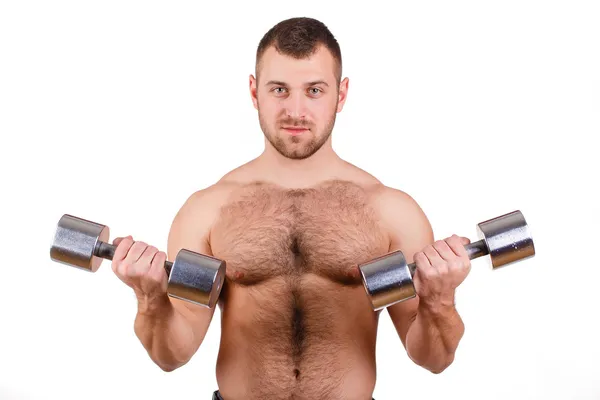 Крупным планом портрет мускулистого парня, делающего упражнения с гантелями на белом фоне — стоковое фото