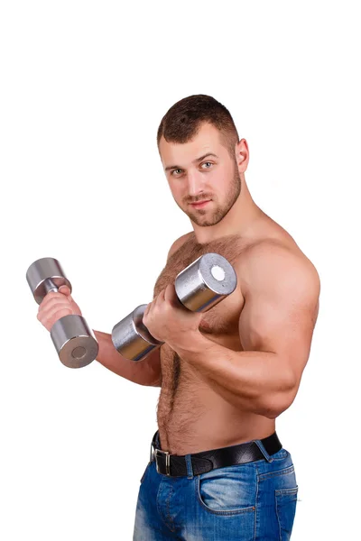 Yakın çekim dumbbells ile beyaz arka plan üzerinde yapıyor kas adam portresi — Stok fotoğraf