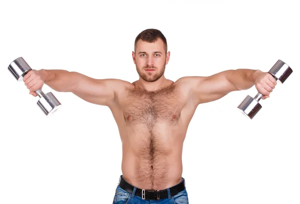 Крупным планом портрет мускулистого парня, делающего упражнения с гантелями на белом фоне — стоковое фото