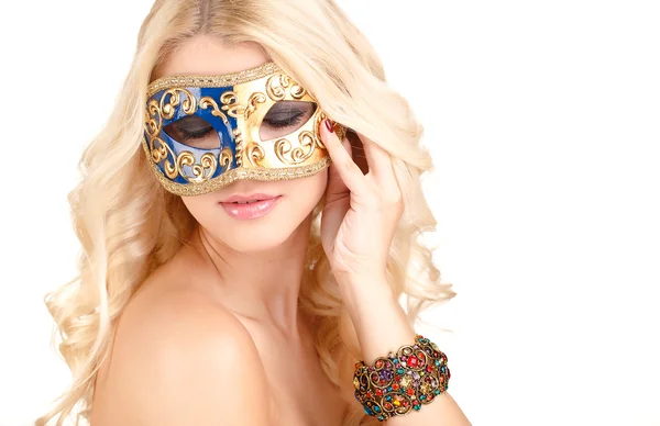 Schöne junge blonde Frau in einer geheimnisvollen venezianischen Maske. — Stockfoto