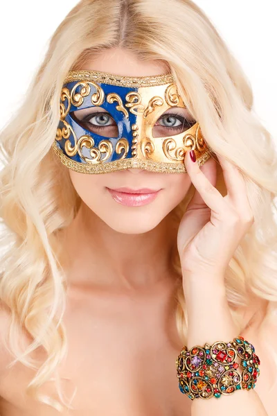 Beautiful young blonde woman in a mysterious Venetian mask. — Stock Photo, Image