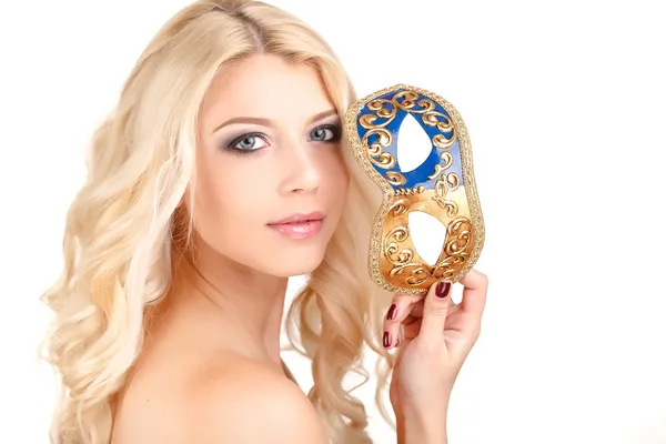 Vackra unga blonda kvinnan i en mystisk venetiansk mask. — Stockfoto