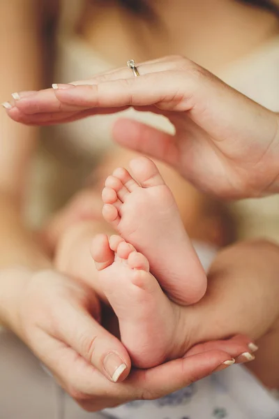 赤ちゃんの足。両親の手で新生児の足。幼児の足. — ストック写真