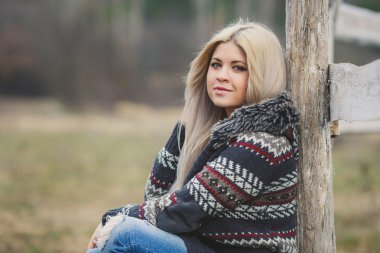 Açık closeup moda portre genç güzel kadın sonbahar manzarası