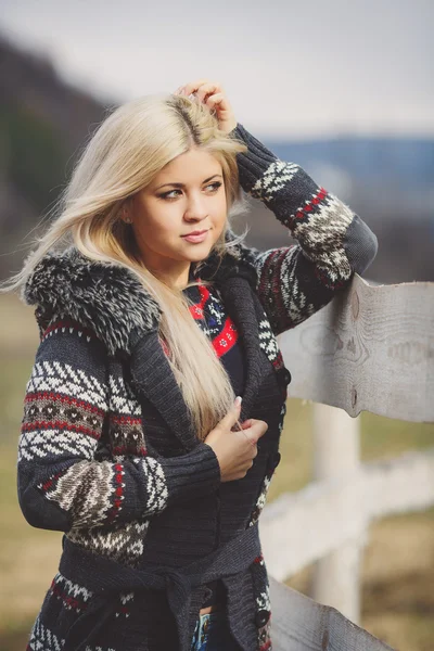 Retrato de moda de primer plano al aire libre de mujer bonita joven en el paisaje de otoño —  Fotos de Stock