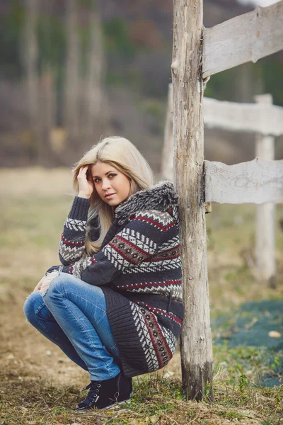 Outdoor closeup fashion portrait of young pretty woman in autumn scenery — Stock Photo, Image