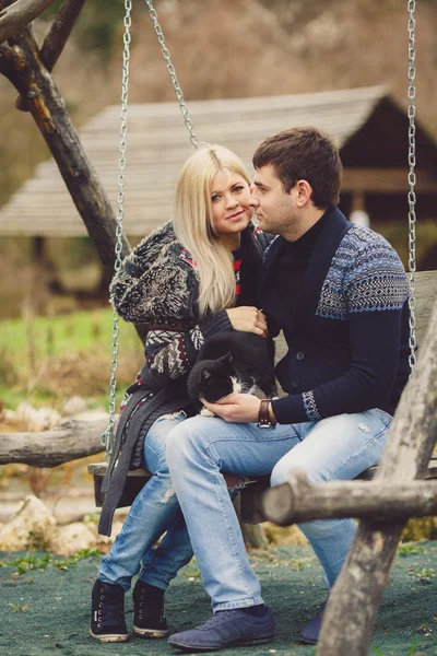 Pareja joven enamorada caminando en el parque de otoño tomados de la mano —  Fotos de Stock