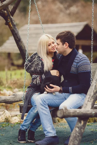 Pareja joven enamorada caminando en el parque de otoño tomados de la mano —  Fotos de Stock