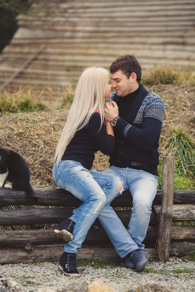 Ungt par i kärlek gå i höst park håller hand — Stockfoto