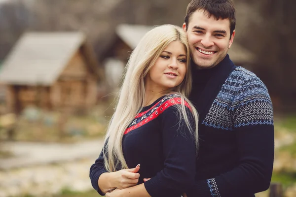 Giovane coppia innamorata che cammina nel parco autunnale tenendosi per mano — Foto Stock