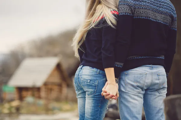 Young couple in love walking in autumn park holding hands — Stock Photo, Image