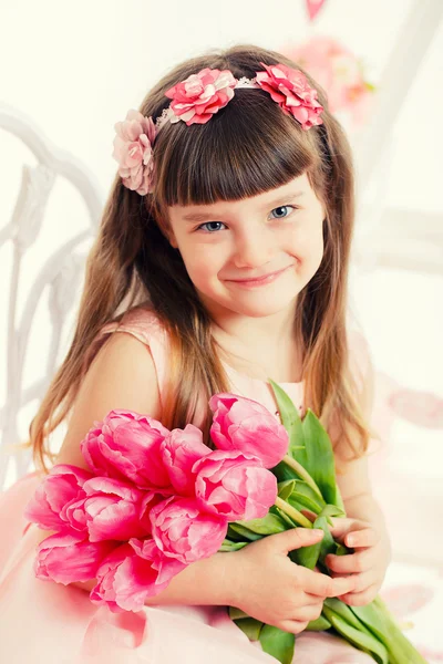 Adorabile bambina con bouquet di tulipani — Foto Stock