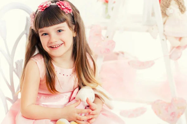 Porträt der schönen jungen Mädchen mit Spielzeug in ihren Händen — Stockfoto