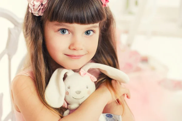 Güzel genç kız oyuncakla ona ellerine portresi — Stok fotoğraf