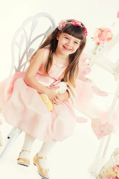 Güzel genç kız oyuncakla ona ellerine portresi — Stok fotoğraf