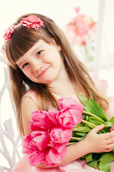 Porträt eines schönen kleinen Mädchens mit Blumen — Stockfoto