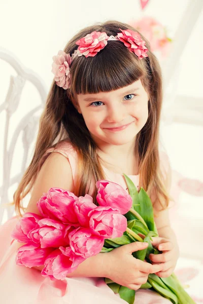 Retrato de una hermosa niña con flores — Foto de Stock