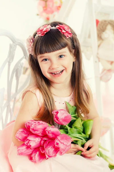 รูปภาพของสาวน้อยที่สวยงามที่มีดอกไม้ — ภาพถ่ายสต็อก