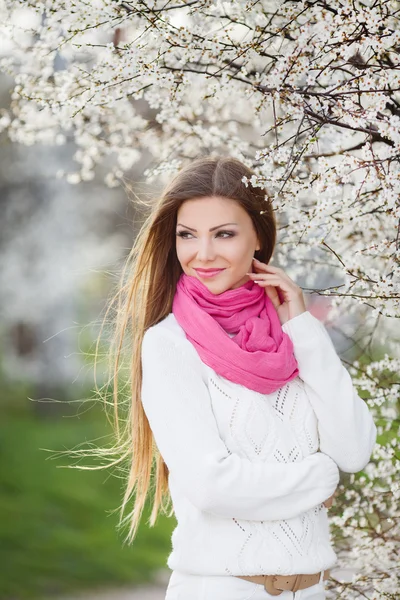 Retrato de la joven morena en el jardín floreciente de primavera —  Fotos de Stock