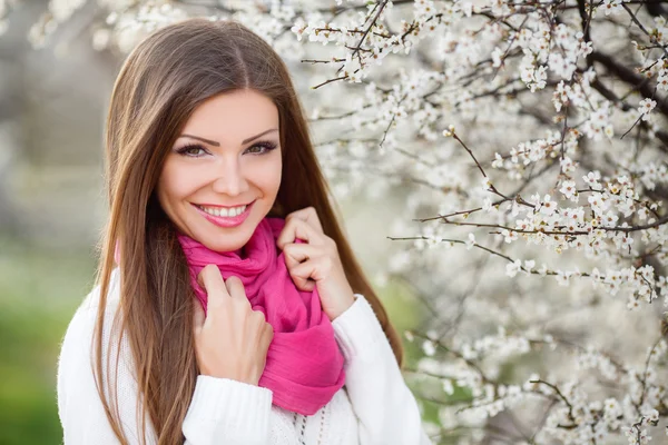 Ritratto di giovane bruna nel giardino fiorito primaverile — Foto Stock