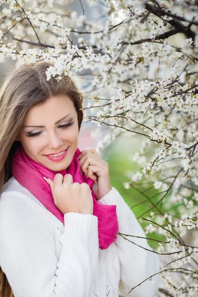 Fiatal barna a tavasszal virágzó kert portréja — Stock Fotó