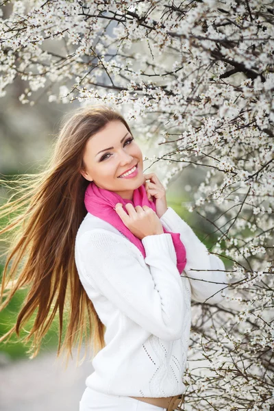 Fiatal barna a tavasszal virágzó kert portréja — Stock Fotó