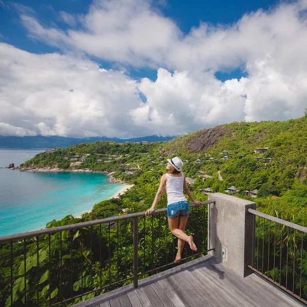 Junge Frau auf einem Hintergrund Berge und Meer — Stockfoto