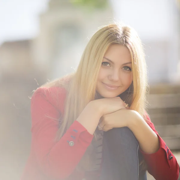 Retrato de una hermosa mujer sonriendo —  Fotos de Stock