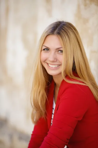 Portrait of a beautiful woman smiling — Stock Photo, Image