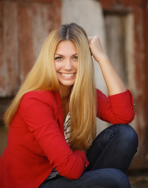 Portrait of a beautiful woman smiling — Stock Photo, Image