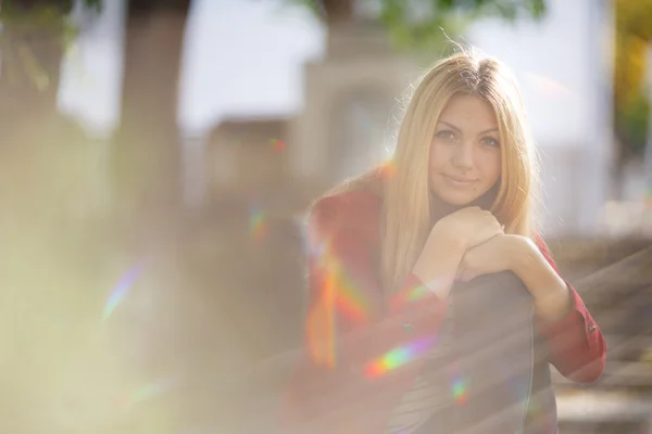 Retrato de una hermosa mujer sonriendo — Foto de Stock