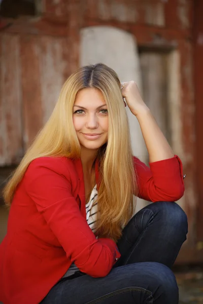 Portrait of a beautiful woman smiling — Stock Photo, Image