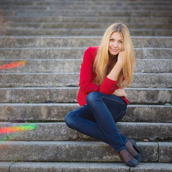 Chica sentada en las escaleras del edificio de oficinas — Foto de Stock