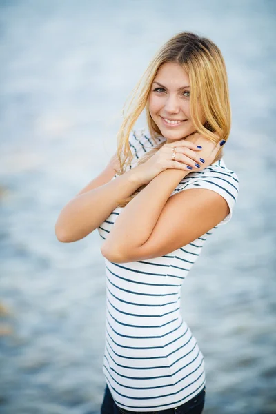 Retrato de una hermosa mujer sonriendo — Foto de Stock