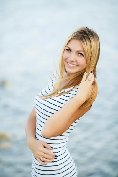 Portrait of a beautiful woman smiling — Stock Photo, Image