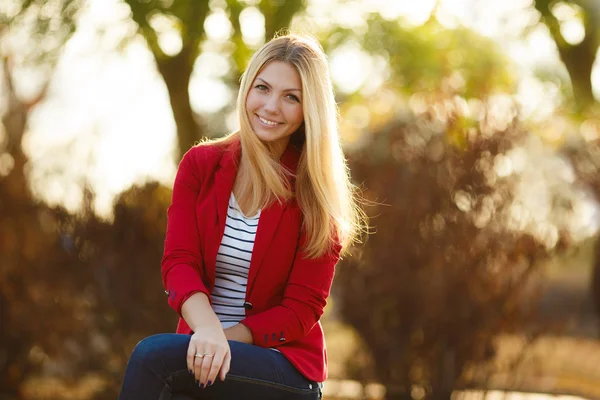 Retrato de uma mulher bonita sorrindo — Fotografia de Stock